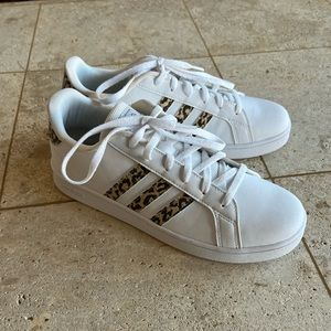 Adidas, leopard print detail, SIZE mens 7, Womens 8.5. Never been worn.